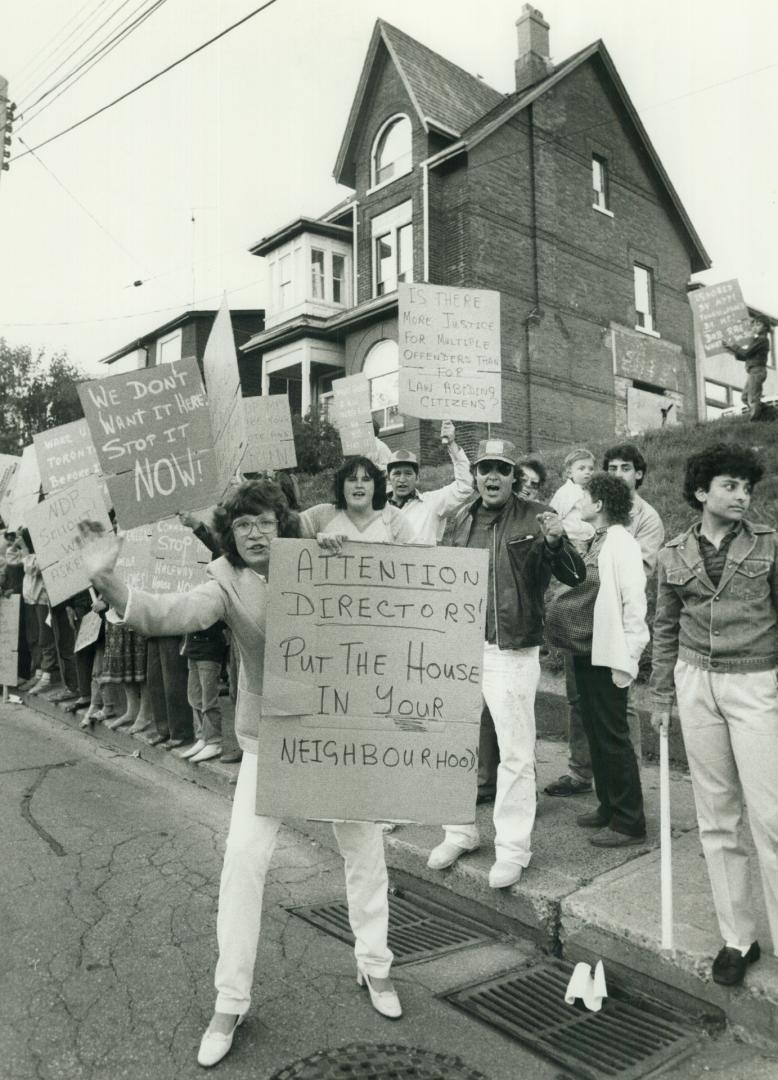 About 100 Jones Ave. residents turned out yesterday to protest plans by the John Howard Society to open a halfway house for ex-convicts on the street.(...)