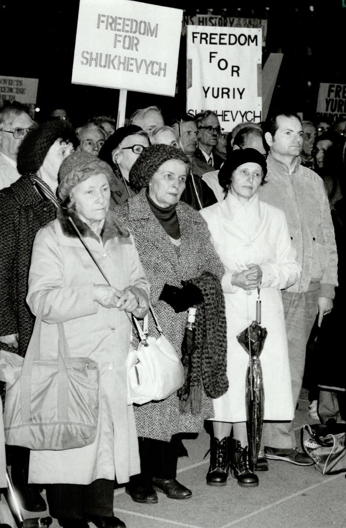 Rally for political prisoner, About 200 demonstrators protested at Nathan Phillips Square last night against the imprisonment of Ukrainian nationalist(...)