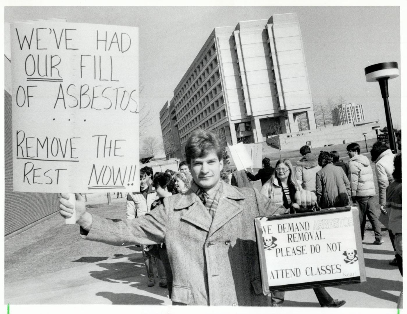 Students at York University's Osgoode Hall law school abandoned their classes and marched outside the building today demanding that asbestos insulatio(...)