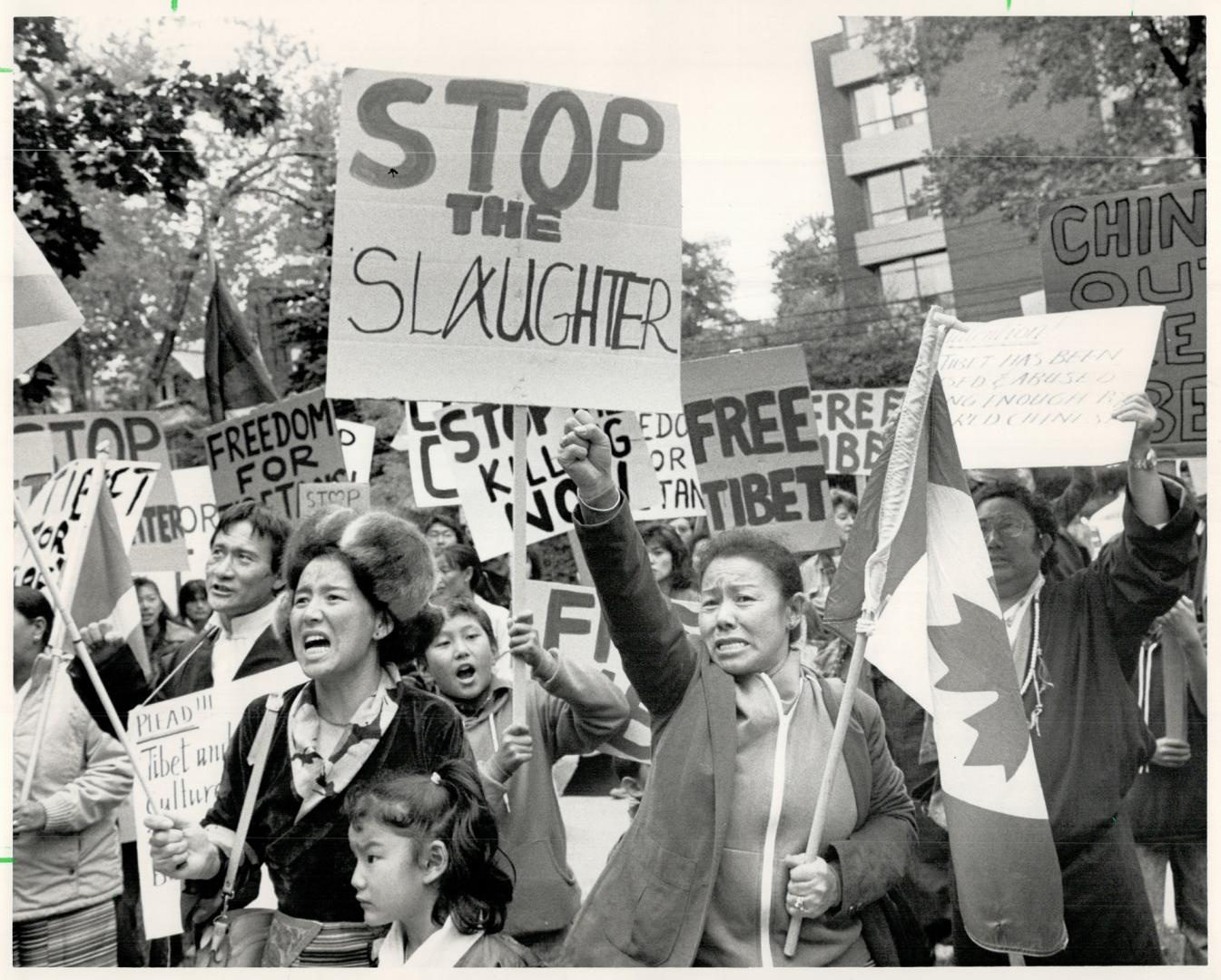 Metro Tibetans charge Chinese consulate, Waving placards and shouting, about 150 Tibetan men, women and children demonstrate today outside the Chinese(...)