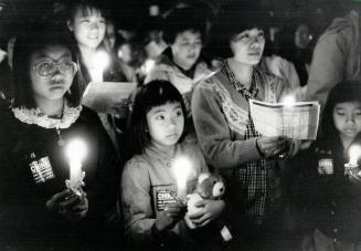 Vigil for massacred Chinese, Some of the 10,000 mourners who met at Nathan Phillips Square last night pay their respects to Chinese students slain in (...)