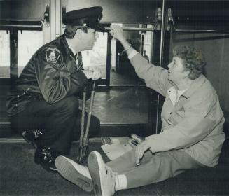 Patricia Lawrence of People for Animal Liberation, a group protesting lab research on animals, talks with a police officer yesterday after chaining he(...)