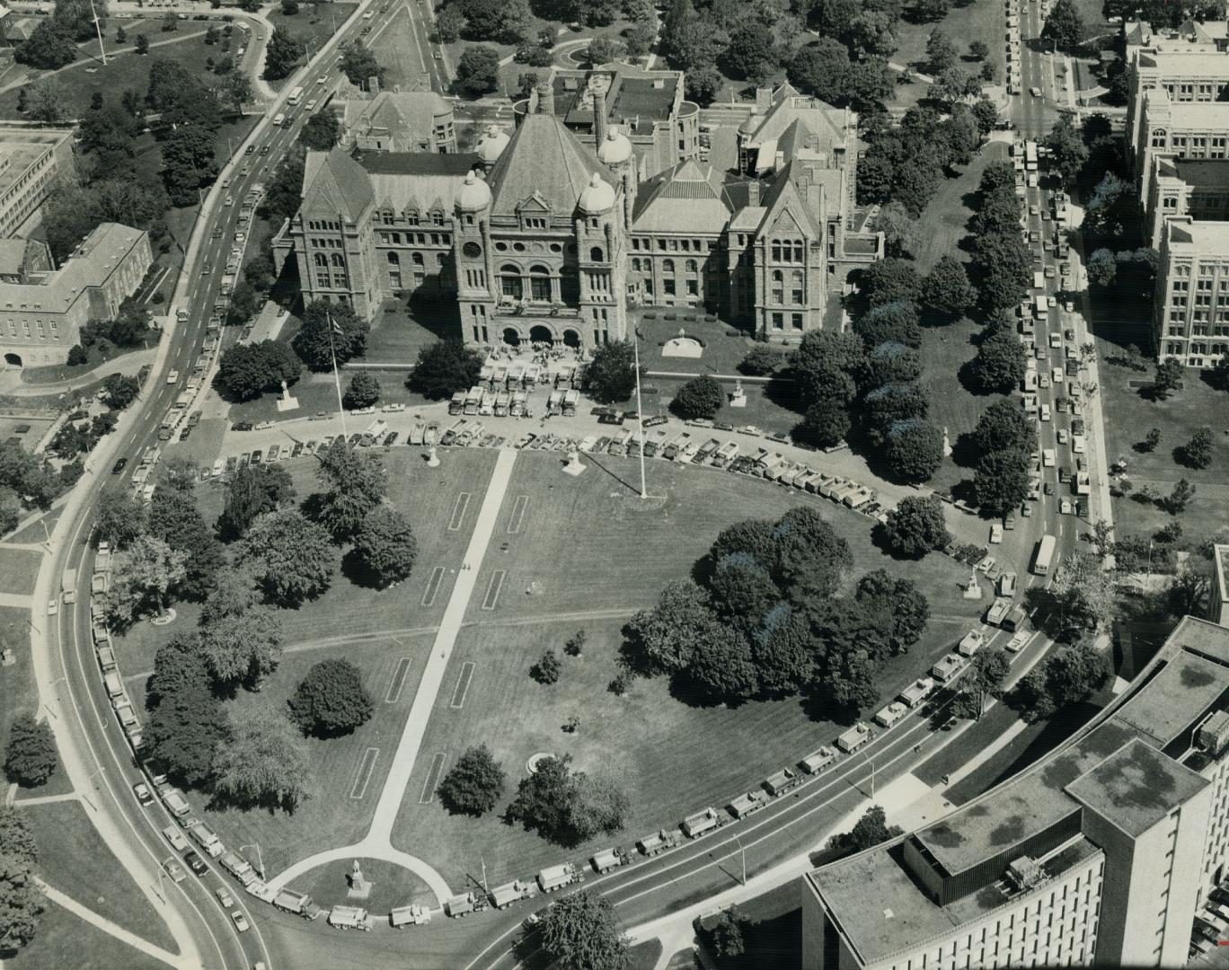 Circling Queen's Park, 135 large dump trucks seal off the Legislature building for more than three hours today as the Ontario Haulers Association soug(...)