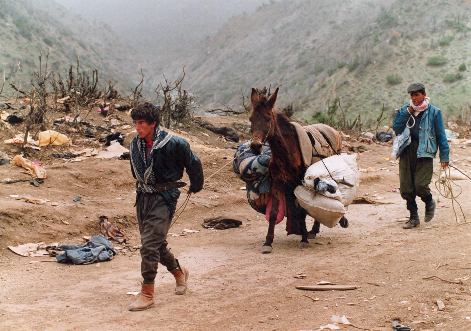 Kurds - Refuges Crossing Iraq - Turkey Border