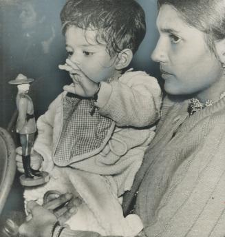 Ugandan refugees Mrs. Chiman Varu and her infant daughter Kishori arrived in Montreal this week and were presented with a Mountie doll. Asians living (...)