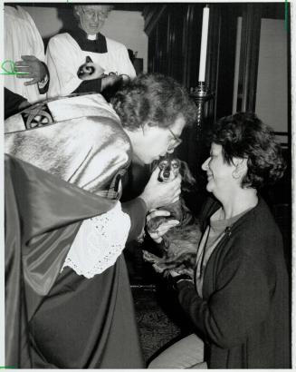 'All creatures great and small', Father David Brinton blesses a long-haired chihuahua held by owner Henzel Prenticeat St. Matthias Anglican church yes(...)