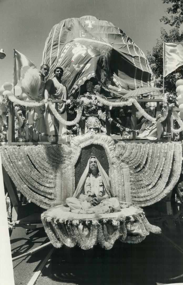 Hindu tradition lives on, The annual Festival of the chariots - which goes back 2,000 years in Hindu tradition - paraded down Avenue Rd. and Univesity(...)