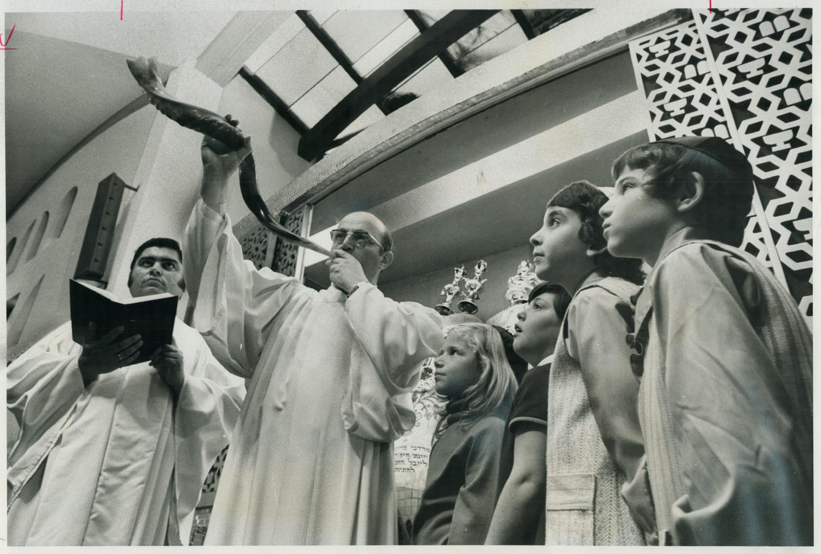 It's the start of the Jewish New Year, Joanne Bensky, 7, Marla Levant, 10, David Stone, 10, and Larry Bensky, 10, watch and listen as Rabbi Albert Pap(...)