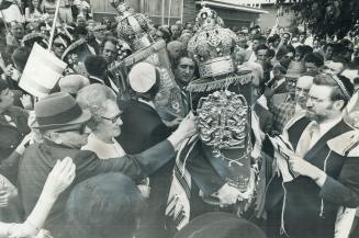 Synagogue welcomes a new Torah, A new Torah scroll (the five books of Moses), inside a velvet cover ornamented with silver plate and crown, is carried(...)