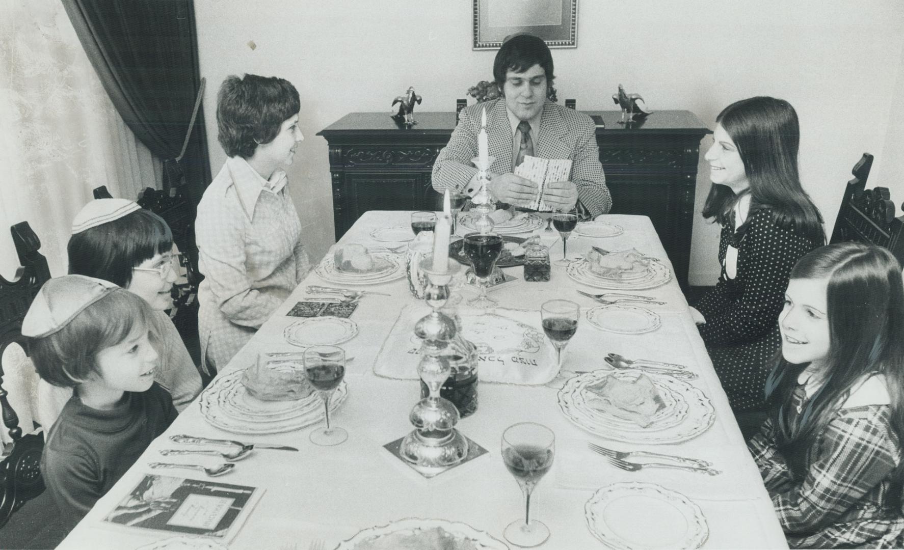 This scene will be familiar in thousands of Jewish homes tonight as families celebrates the first night of the feast of Passover. It's a week of good (...)