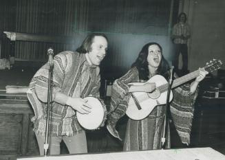 Charismatic Couple Merv and Merla Watson sing at the regular Thursday night meeting of the Catacomb Club, a young people's group started two years ago(...)