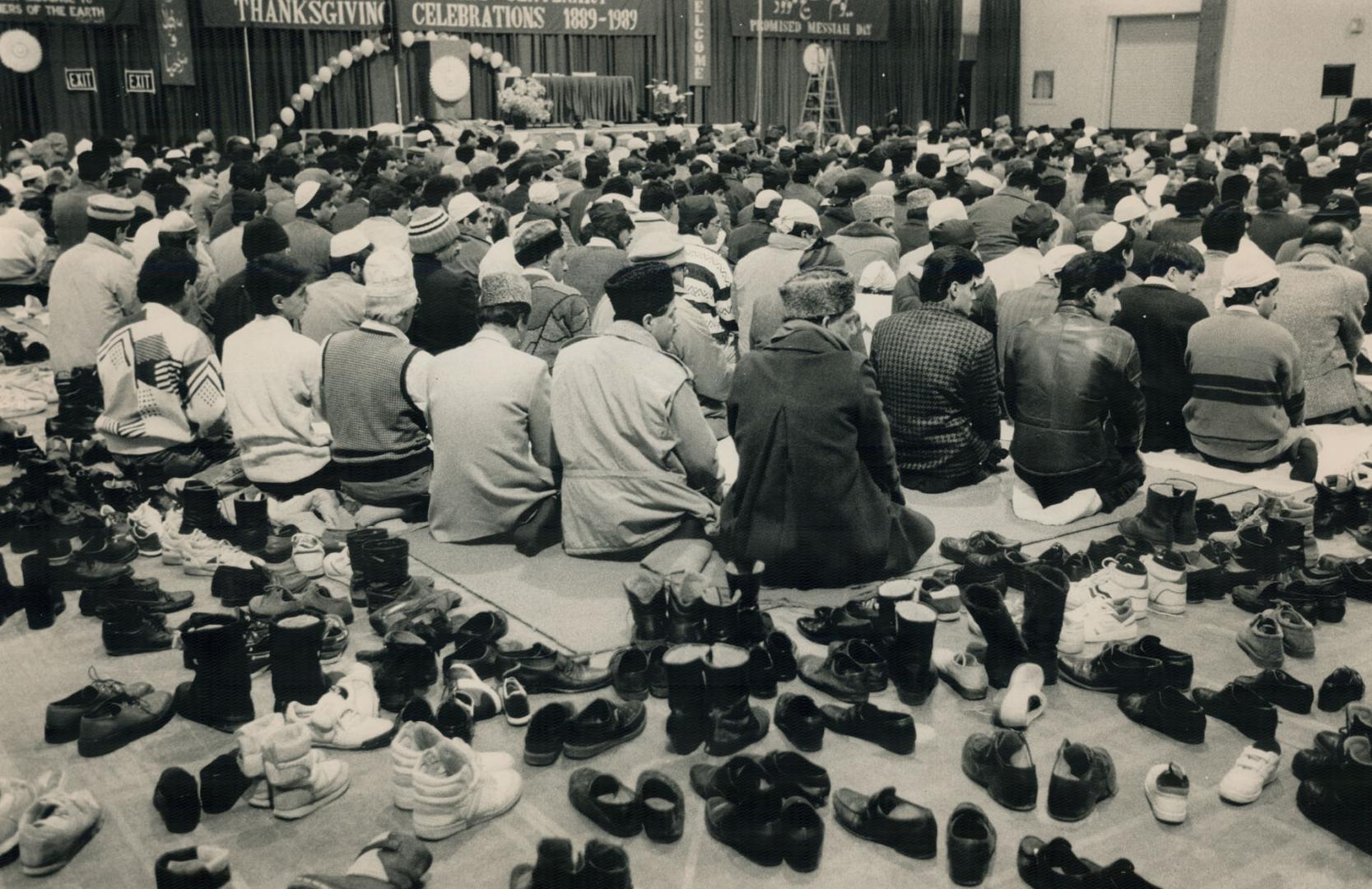 More than 1,000 Muslims gathered at the International Centre in Mississauga today to celebrate the 100th anniversary of the Ahmadiyya Movement, which (...)