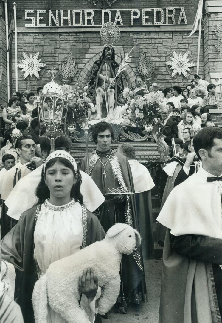 Festival For The Portuguese, A life-size Senhor da Pedra (Christ of the Rock) is arried to Trinity Park from St