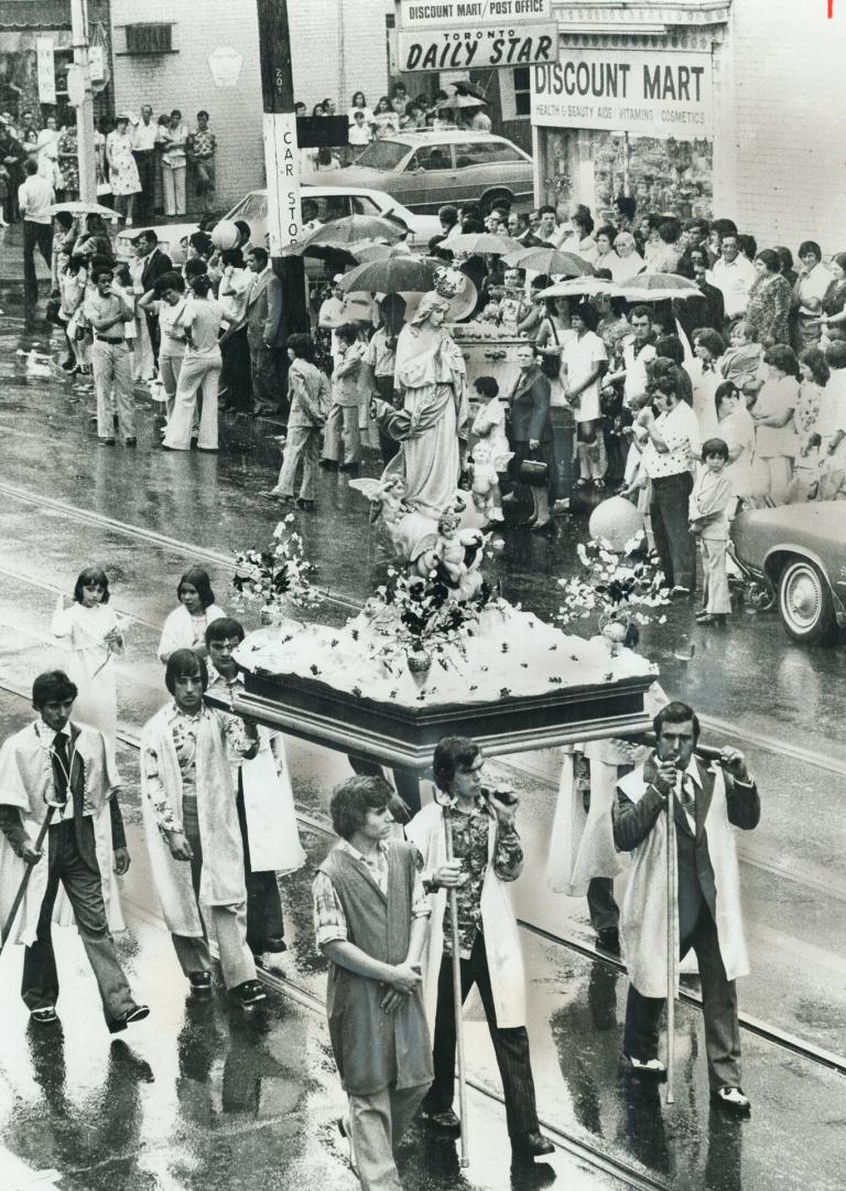 Despite Rain, thousands of people lined streets to watch the religious procession celebrating the feast day of Senhor da Pedra (Our Lord of the Rock) (...)