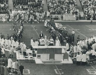 Flashback to last October and the annual Rosary Sunday mass at the CNE grandstand when 30,000 Roman Catholics gathered to affirm their faith. Toronto (...)