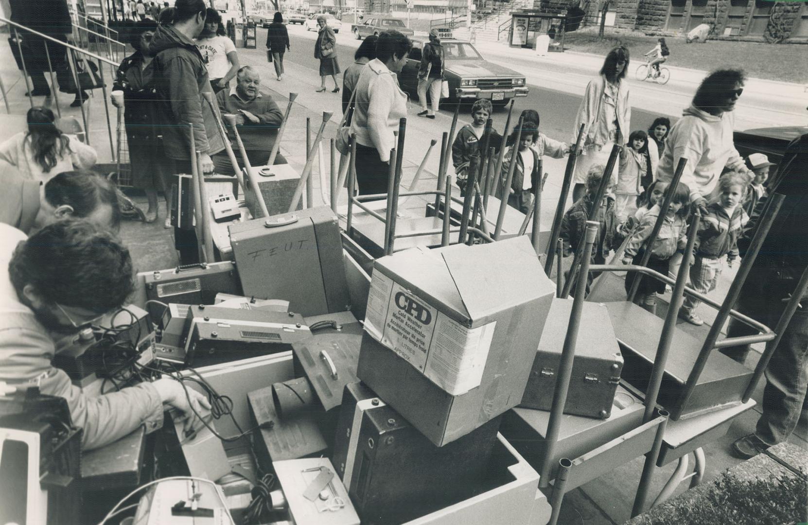 Garage sale with a message. The Toronto Board of Education offers some of its classroom castoffs yesterday at a garage sale on the steps of its admini(...)