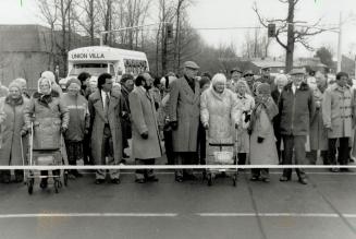 For safety's sake, Residents of Union Villa seniors' home were out in force last week to celebrate the Installation of a stop light in front of their (...)