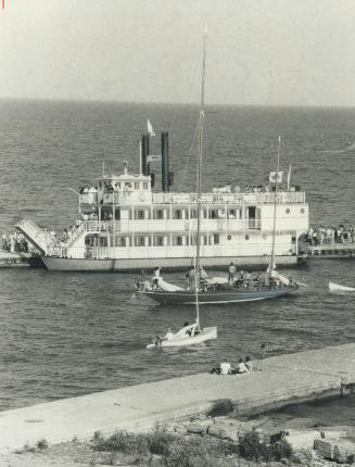 A Mississippi-like cruise on the lake, The grand finale of the Sheridan College Summer Arts Festival was cruise on Lake Ontario yesterday on diesel-po(...)