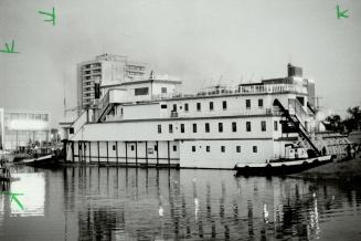 An 86-year-old Mississippi river boat was towed this morning from its moorings at Port Credit where it has been used as a floating restaurant and danc(...)