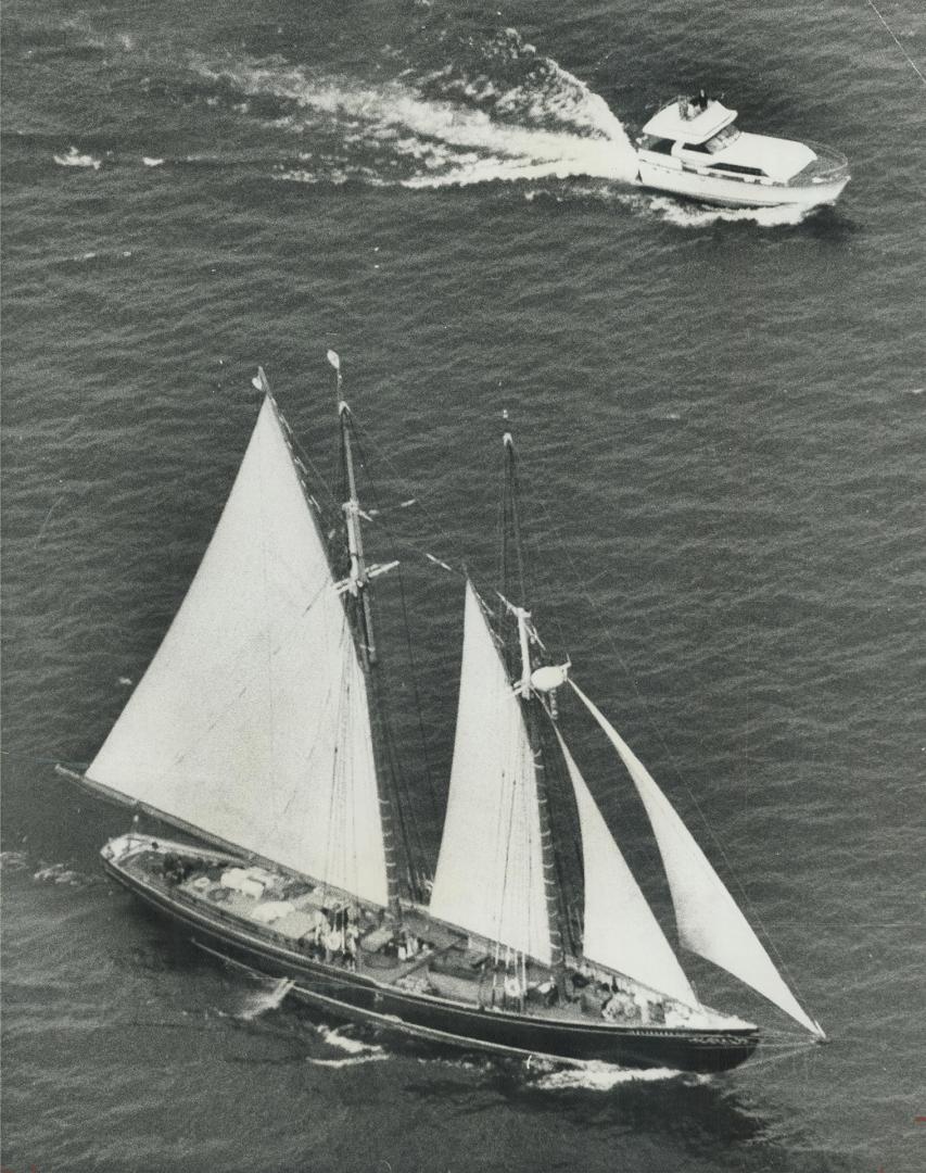 The Bluenose II Sails In, Steering by the CN Tower, the Bluenose II sails for Toronto today on its way to Harborfront, where it will be on view throug(...)