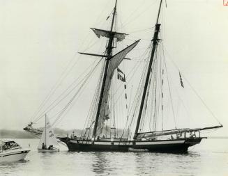 The roar of cannon and the crackle of musketry rang out in Toronto harbor Saturday when visiting clipper ship Pride of Baltimore (above) and the Fort (...)