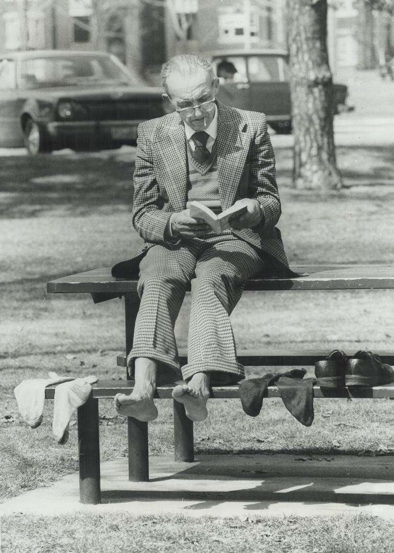 The temperature soared to 23 Celsius (73F) yesterday in downtown Toronto, equalling record for day set in 1946, and no one appreciated it more than Jo(...)