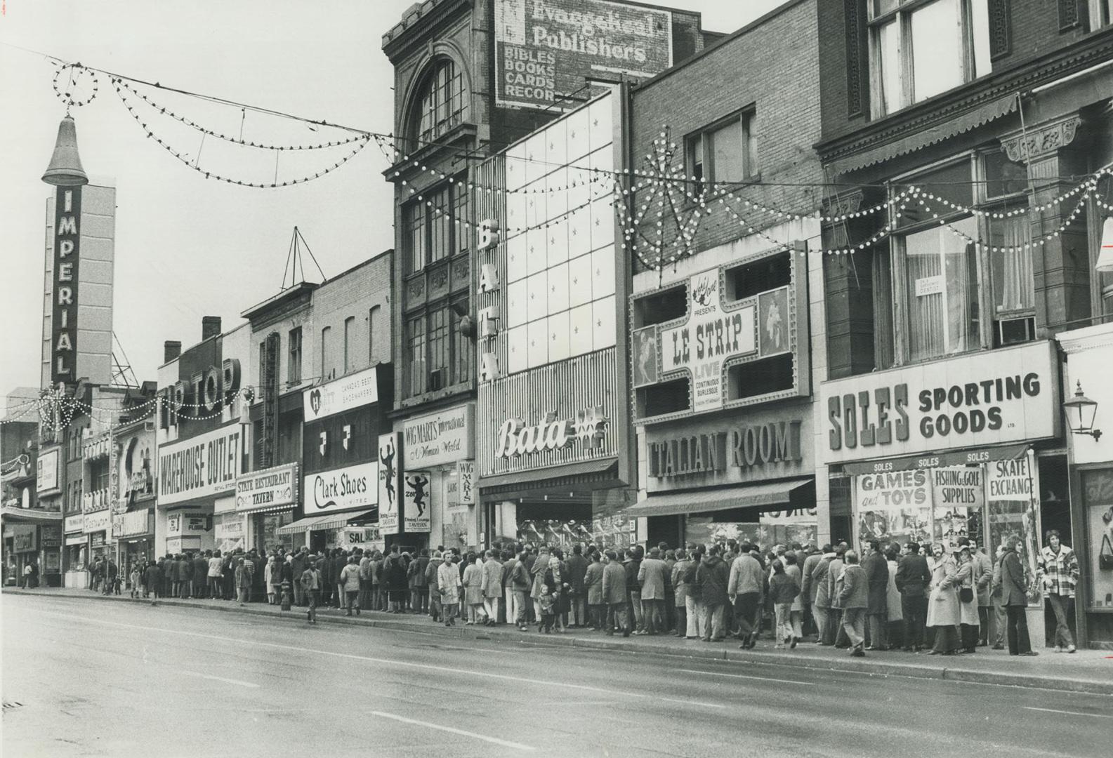 Boxing day sales get Sunday start, Bargain hunters were out in force Sunday as several downtown Toronto stores began their traditional Boxing Day sale(...)