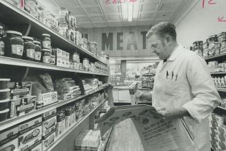 He's taking a beating in the price war between the giant supermarkets, says grocer Jan Forrest, partner in store on Yonge St. in North York. He holds (...)