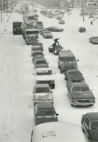 What's the use? That seems to be the attitude of one frustrated driver, standing on the roof of his car, which was only one of many stranded eastbound(...)