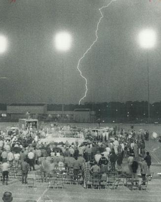 Storm Knocks out boxing bouts. Lightning bolt slices through the sky and rain own on them, stubborn spectators still stay ringside seats at borough of(...)