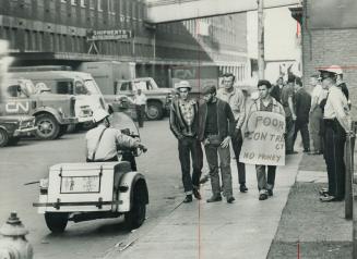 Wildcat strikers picket on stations St