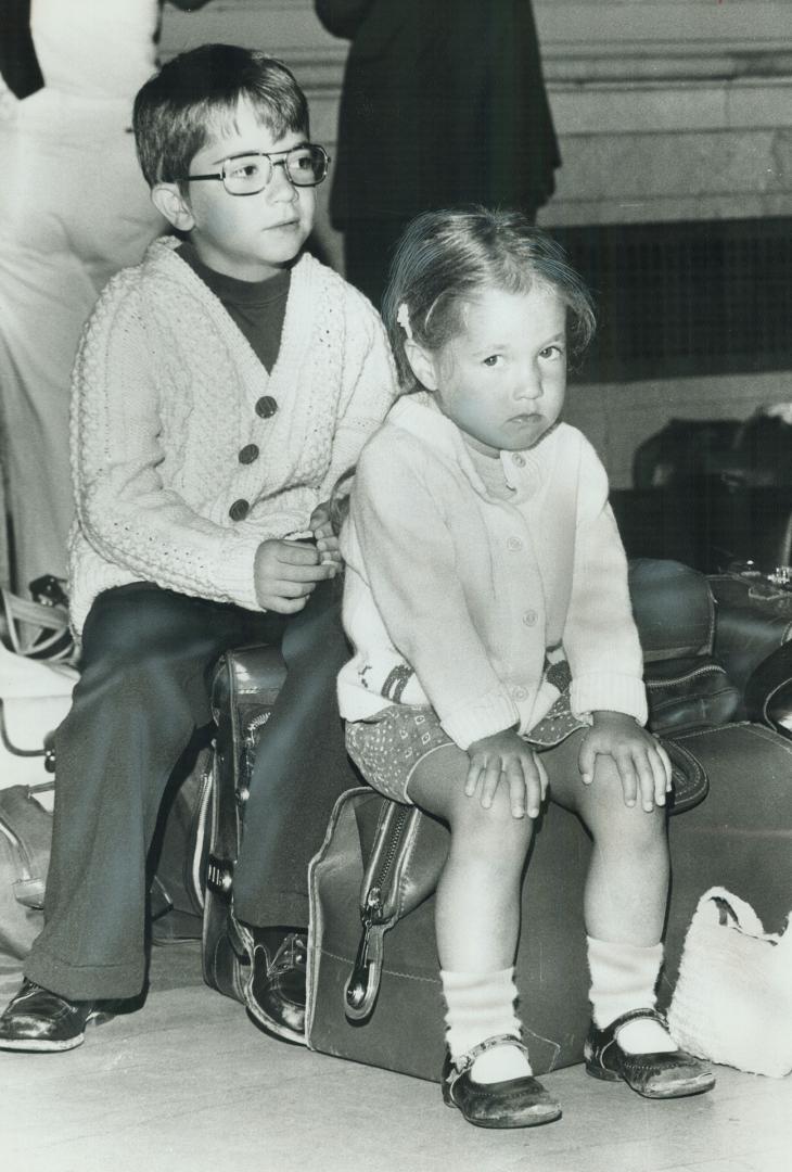 Summing up the feelings of most weekend travellers caught in middle of air controllers' strike, 3-year-old Karen Moore sits forlornly on her baggage a(...)