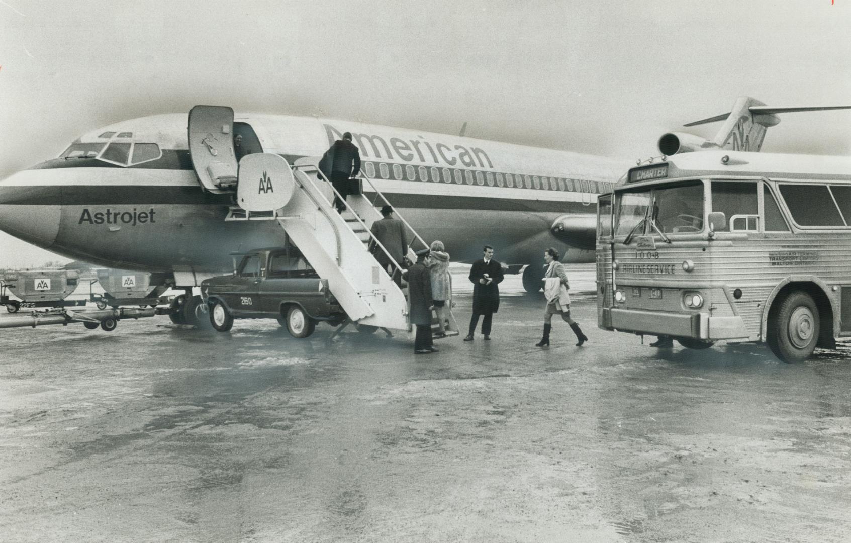 gers Leave bus that brought them from Toronto to the International Airport to board an American Airlines jet remainder of their journey. At least 1,00(...)