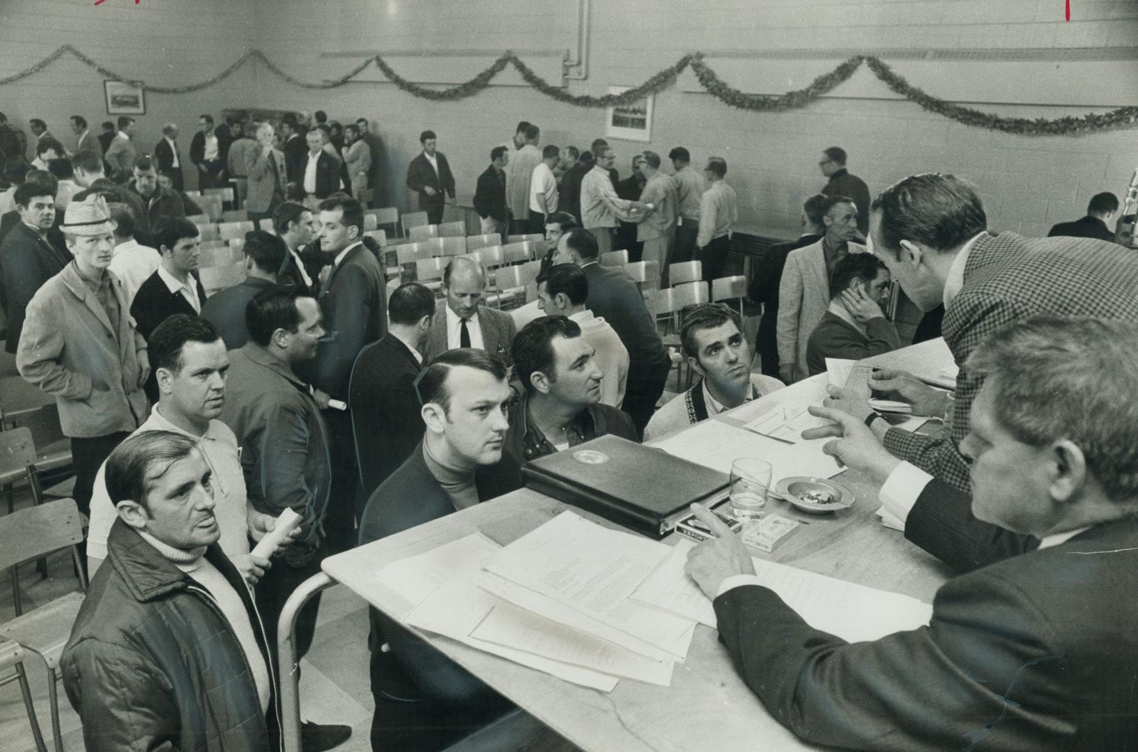 Getting contract details from officials of their union, machinists prepare to vote yesterday on whether to end the strike that has grounded Air Canada(...)