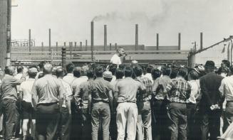 A Leader of the Rebel unionists talks to the men after they head radio appeal form union to go back to work