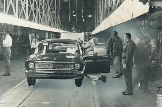 Workers at Ford of Canada's Oakville assembly line stand around, waiting for the rhythm of work to flow through their veins again after 29 days away f(...)