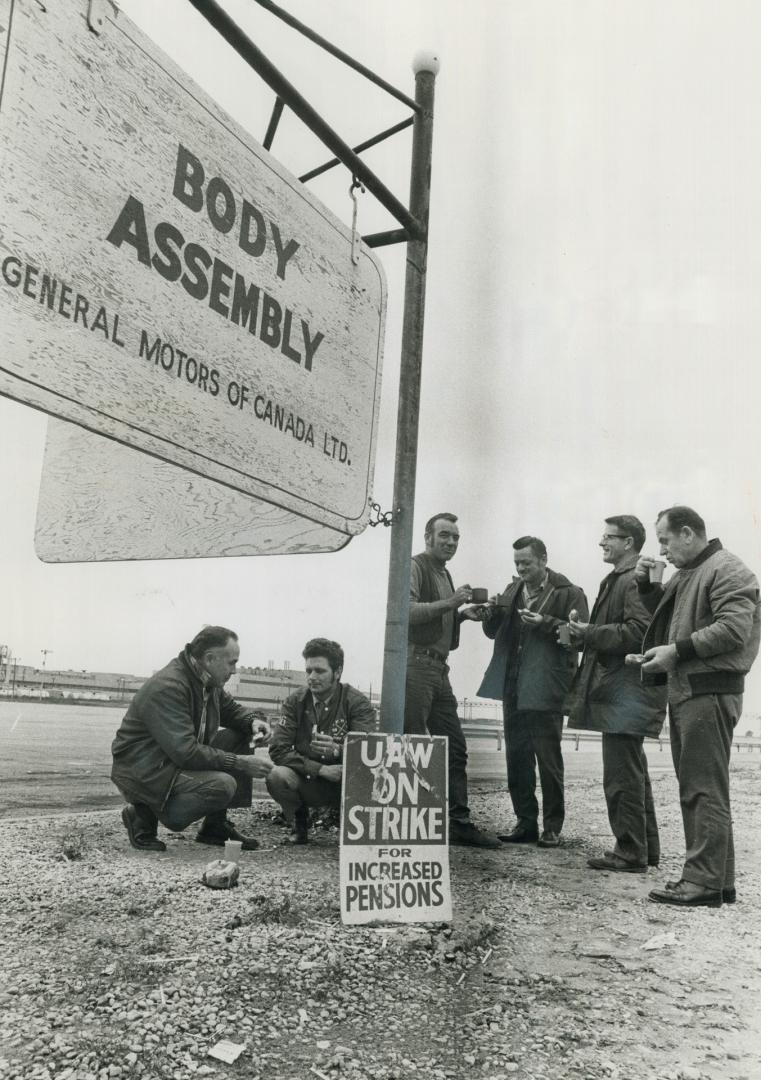 There's still coffee money left, and pickets outside the General Motors plant in Oshawa take time out for coffee and doughnuts. But strike funds for 2(...)