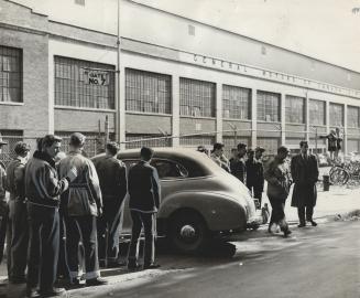 The strike is the first labor trouble at the General Motors plant since a strike of several weeks' duration in 1937 during the union's organizing peri(...)