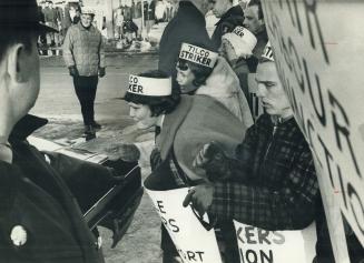 Young girls Jeer Tilco workers crossing picket line