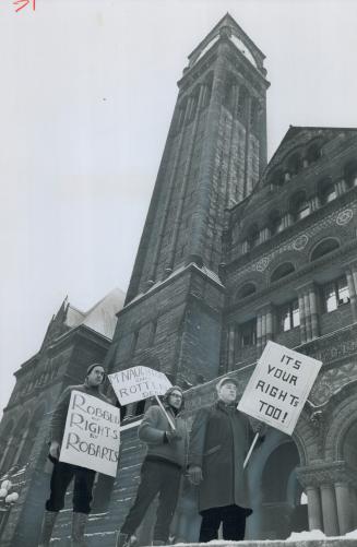 Don jail guards, Don Martin, John Berezuk and Alex Heron Picket old city hall in bid to keep fellow union members from reporting to work as court cler(...)