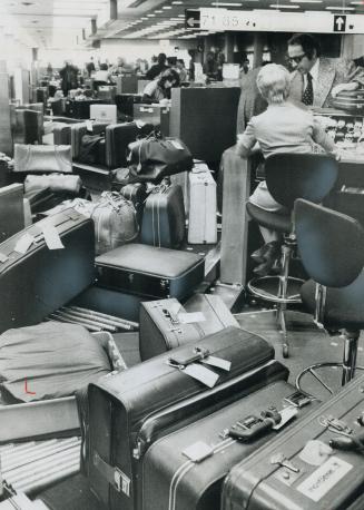 Luggage piles up at Toronto International Airport after 100 members of Local 148 of the International Association of machinists and Aerospace Workers (...)