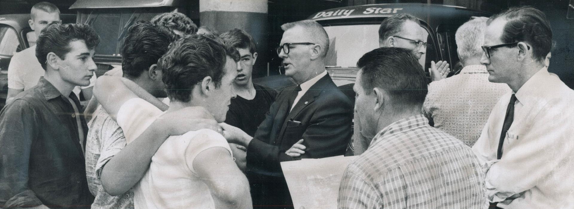 Fred Jones, international representative of American Newspaper Guild, talks with truck drivers and loaders of The Star as they prepare to roll with fi(...)