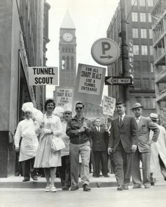 Strikers march on city hall, Striking Royal York hotel employees parade from city hall to Union Station to protest the hotel's exemption from city bus(...)