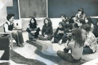 High School Students Study At Synagogue, Taking advantage of secondary school teachers' strike Adath Israel Synagogue in the Bathurst St. Wilson Ave. (...)