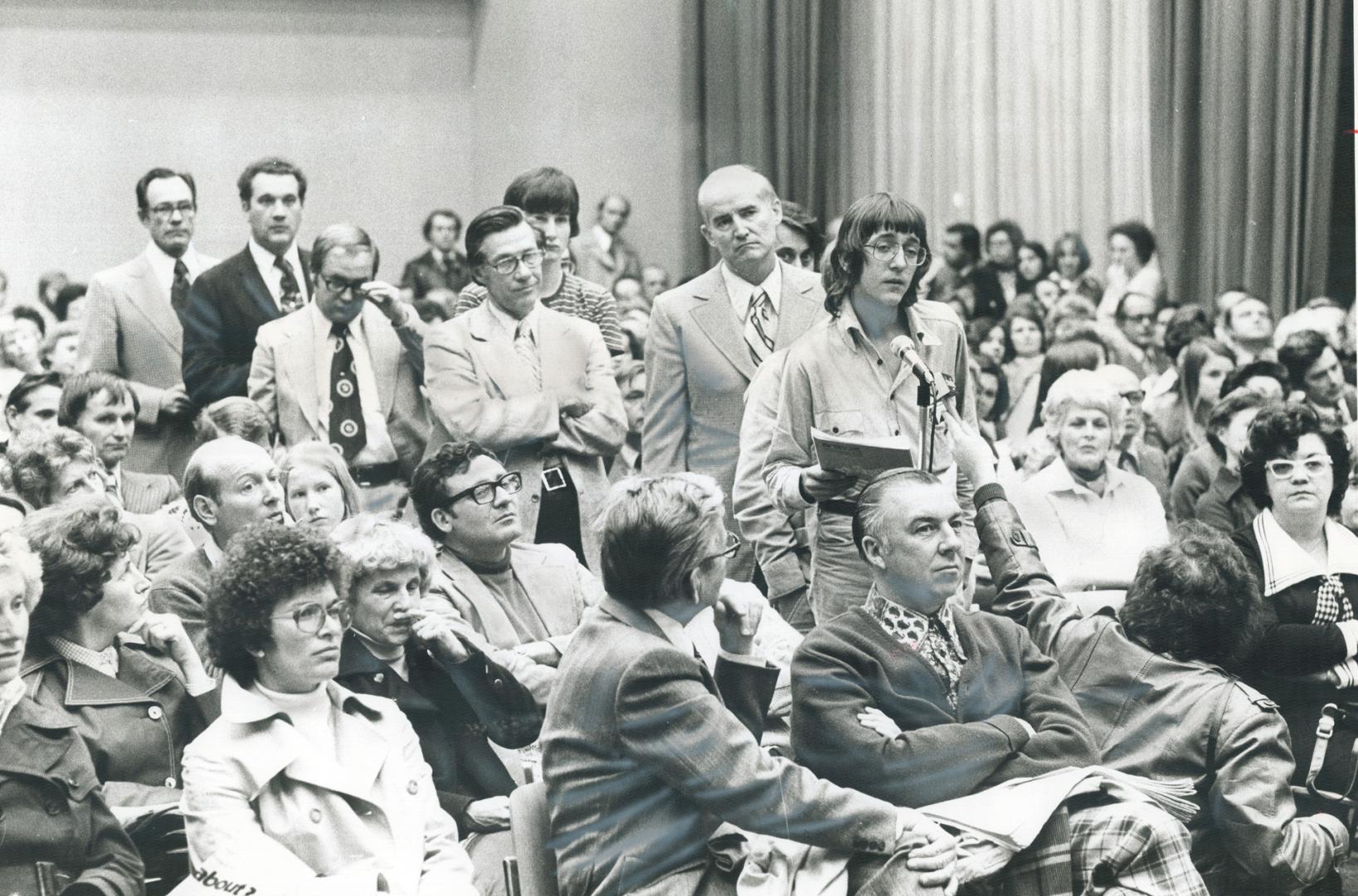 Striking Teachers should go back to work and settle their dispute by compulsory arbitration, a decided majority of people at a meeting in North York i(...)