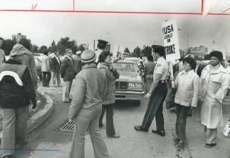 Metro Police Guide Cars through picket lines at York University set up by the striking 1,000 members of the school's non-teaching staff. They are seek(...)