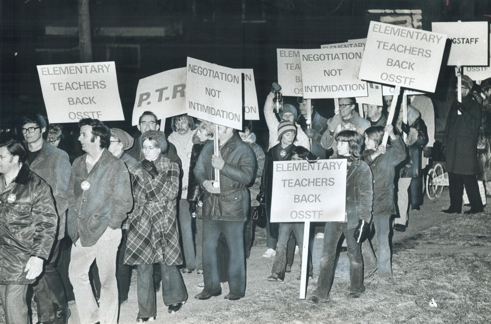 Protesting the call for binding arbitration by Education Minister Thomas Wells, 1,600 York Region teachers, parents and students march through Aurora (...)