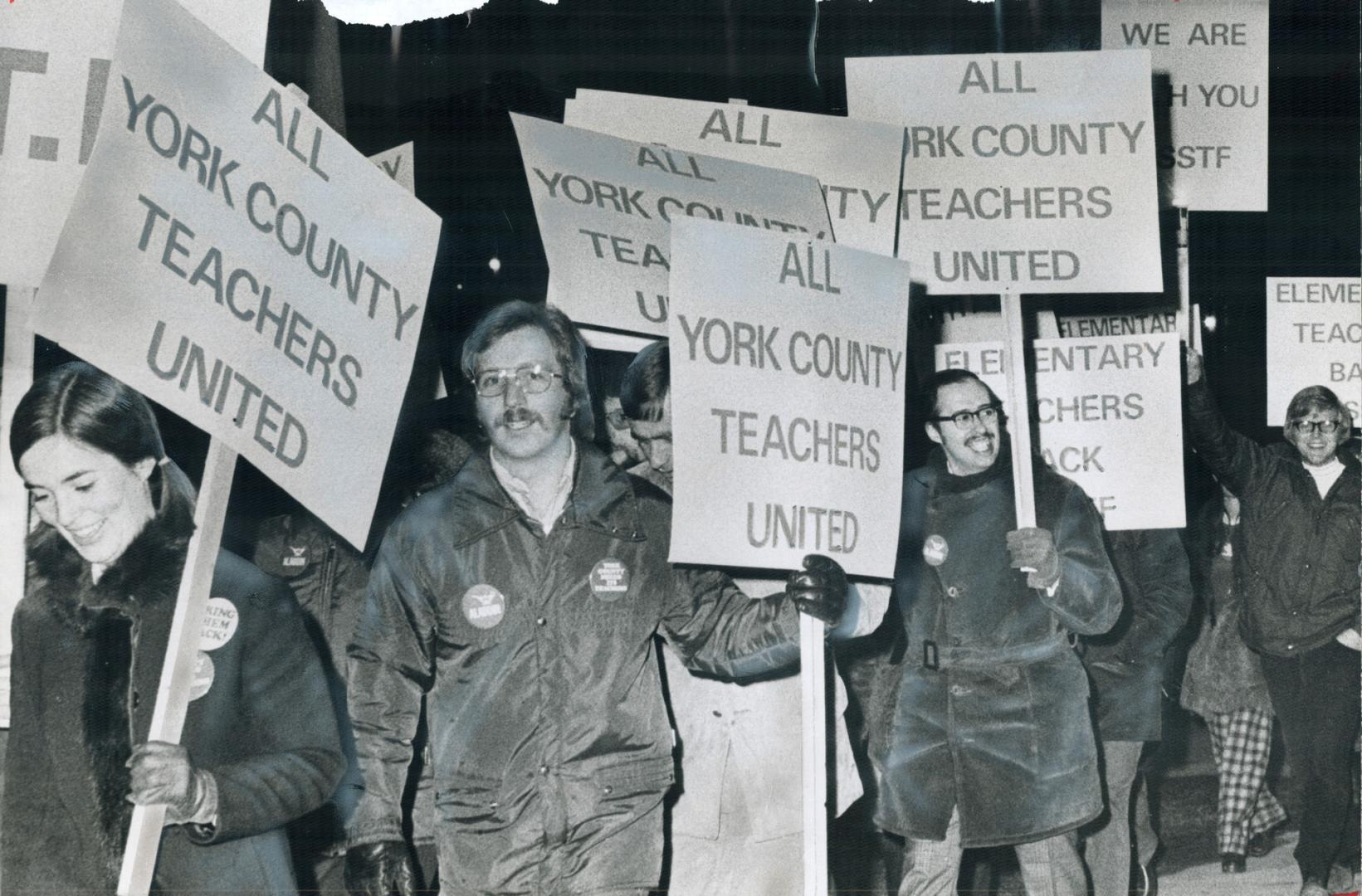 Protesting the call for binding arbitration by Education Minister Thomas Wells, 1,600 York Region teachers, parents and students march through Aurora (...)