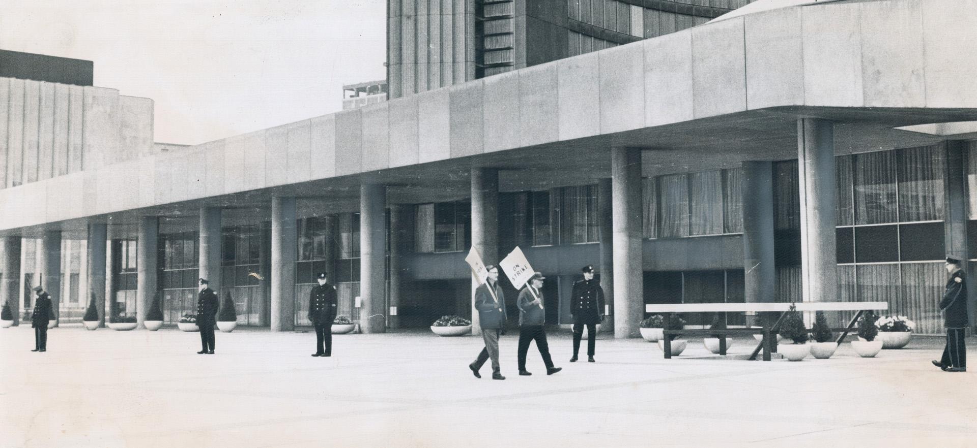 Police outnumber metro outside workers' pickets by better than two to one on chilly and nearly deserted Nathan Phillips square today, All days off for(...)