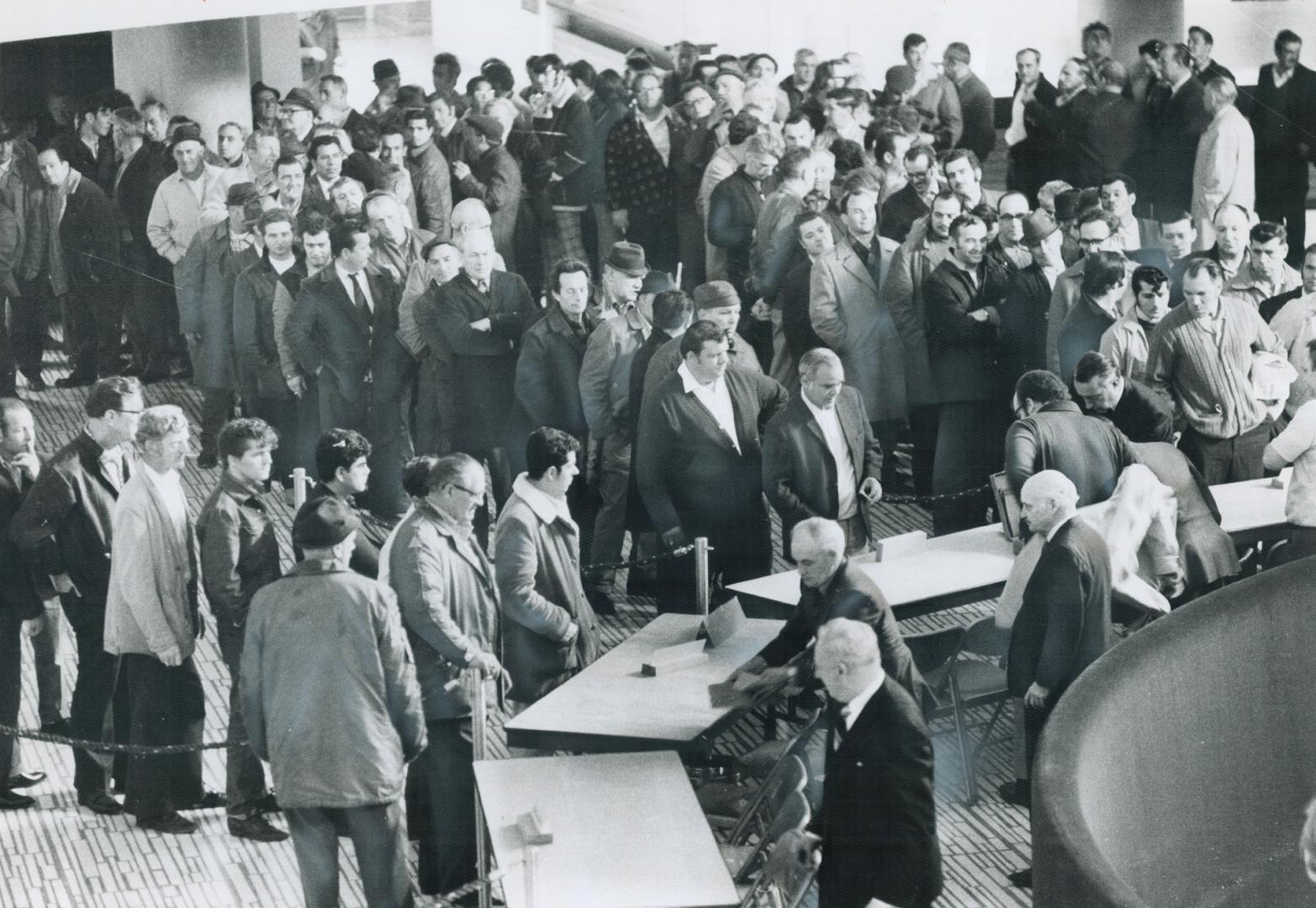 Their cupboards are bare and several hundred striking civic workers line up at tables at the City Hall foyer to collect pay cheques for the six days t(...)